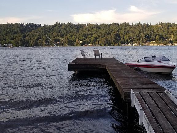 3rd image of 2574 W Lake Sammamish Pkwy NE