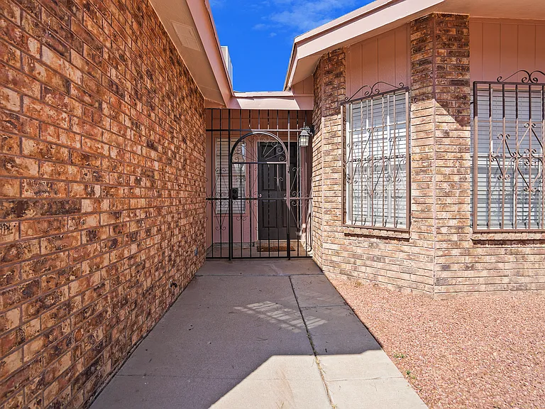 9321 Chantilly Dr — Photo 4