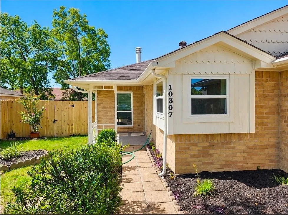 3 bed, 1.5 bath, 1366 sqft, $1,950 — Photo 2