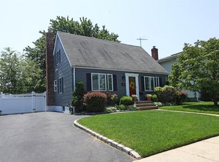 257 Evelyn Rd, Mineola, NY 11501