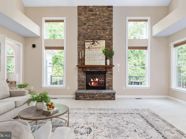 17211 Flint Farm Dr, Round Hill, VA 20141