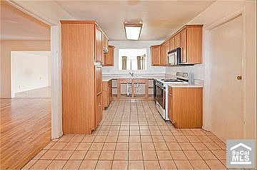 3rd image of 10909 Groveland Ave