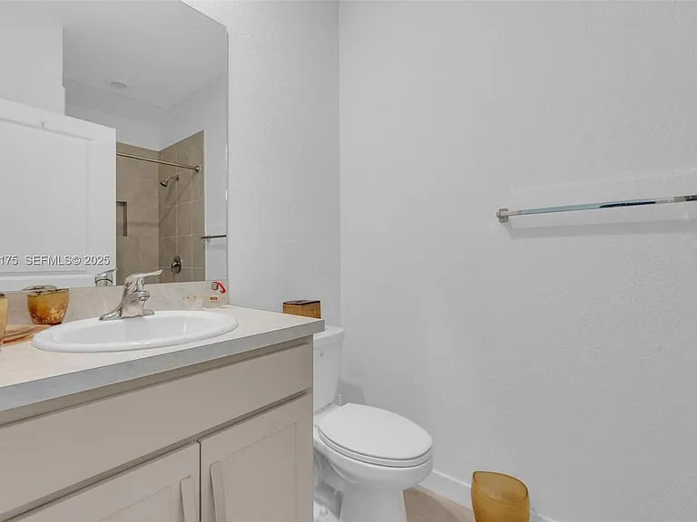 504 NE 1st Dr #504 — Photo 31