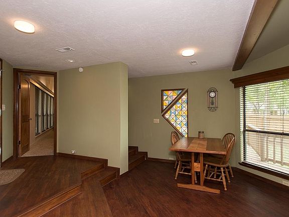 5th image of 230 E Beachwood Loop