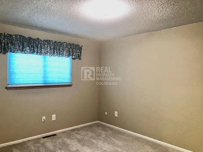 752 Oxford Ln — Photo 14