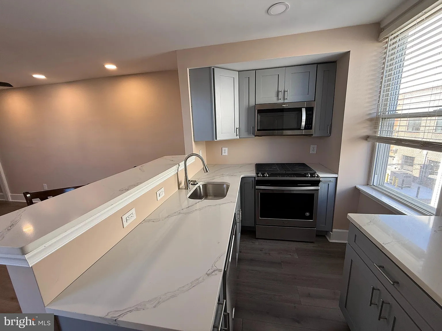 2 bed, 900 sqft, $1,250 — Photo 2