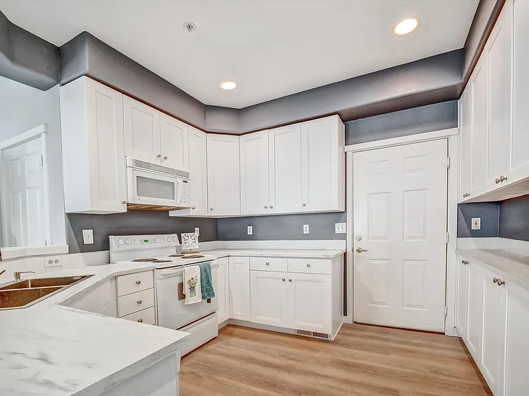 4319 NE 5th Ct — Photo 7