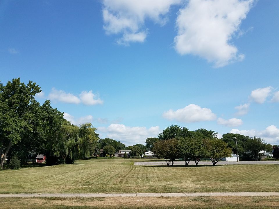 1st image of 330 W Golf Rd