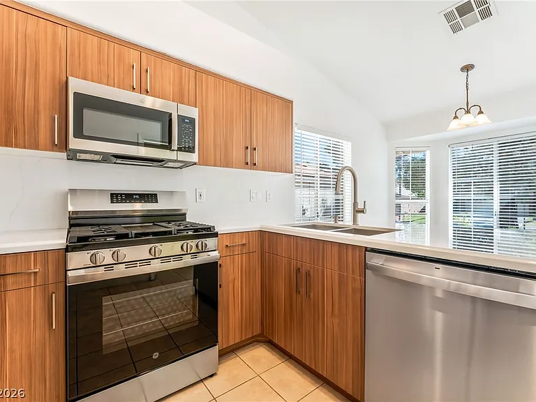 9724 Panorama Cliff Dr — Photo 16