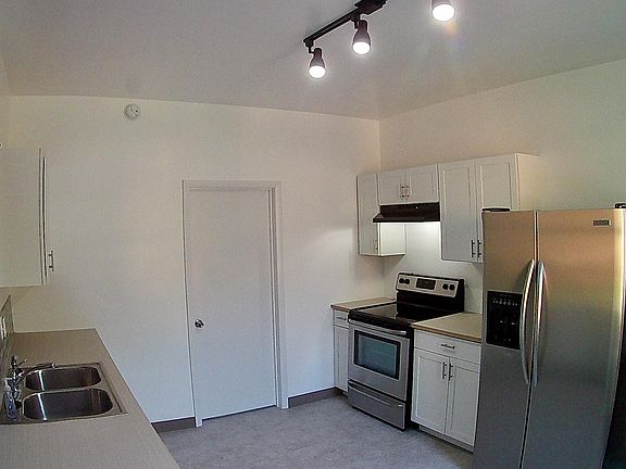 4th image of 3995 Curtis Ave