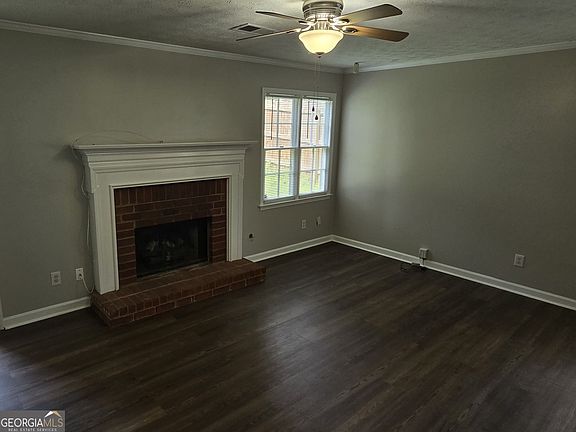 5th image of 724 Jamie Way NE