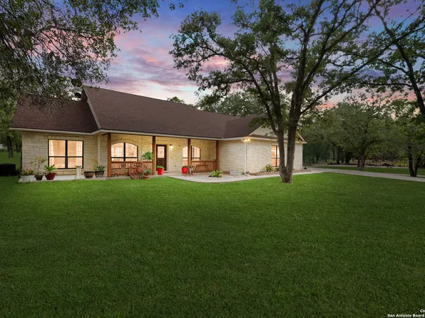 205 Oak Hollow Dr, La Vernia, TX 78121