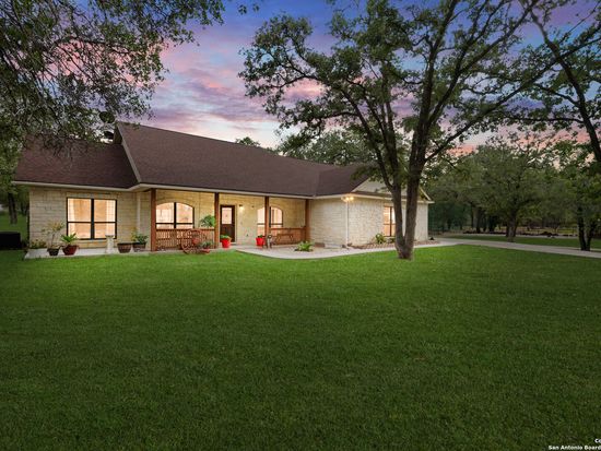 205 Oak Hollow Dr, La Vernia, TX 78121