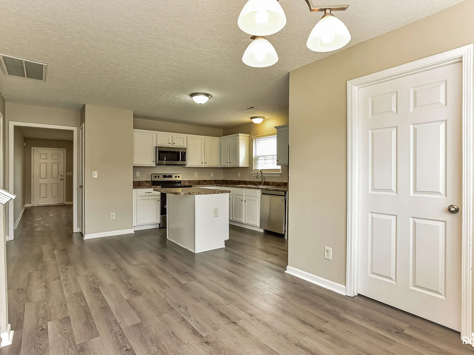 3 bed, 2.5 bath, 1812 sqft, $2,185 — Photo 2