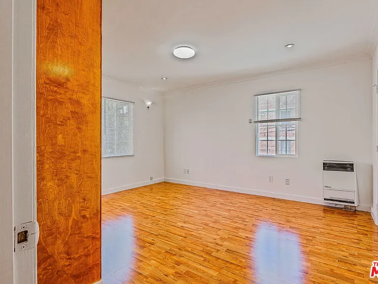 110 S Alexandria Ave — Photo 7