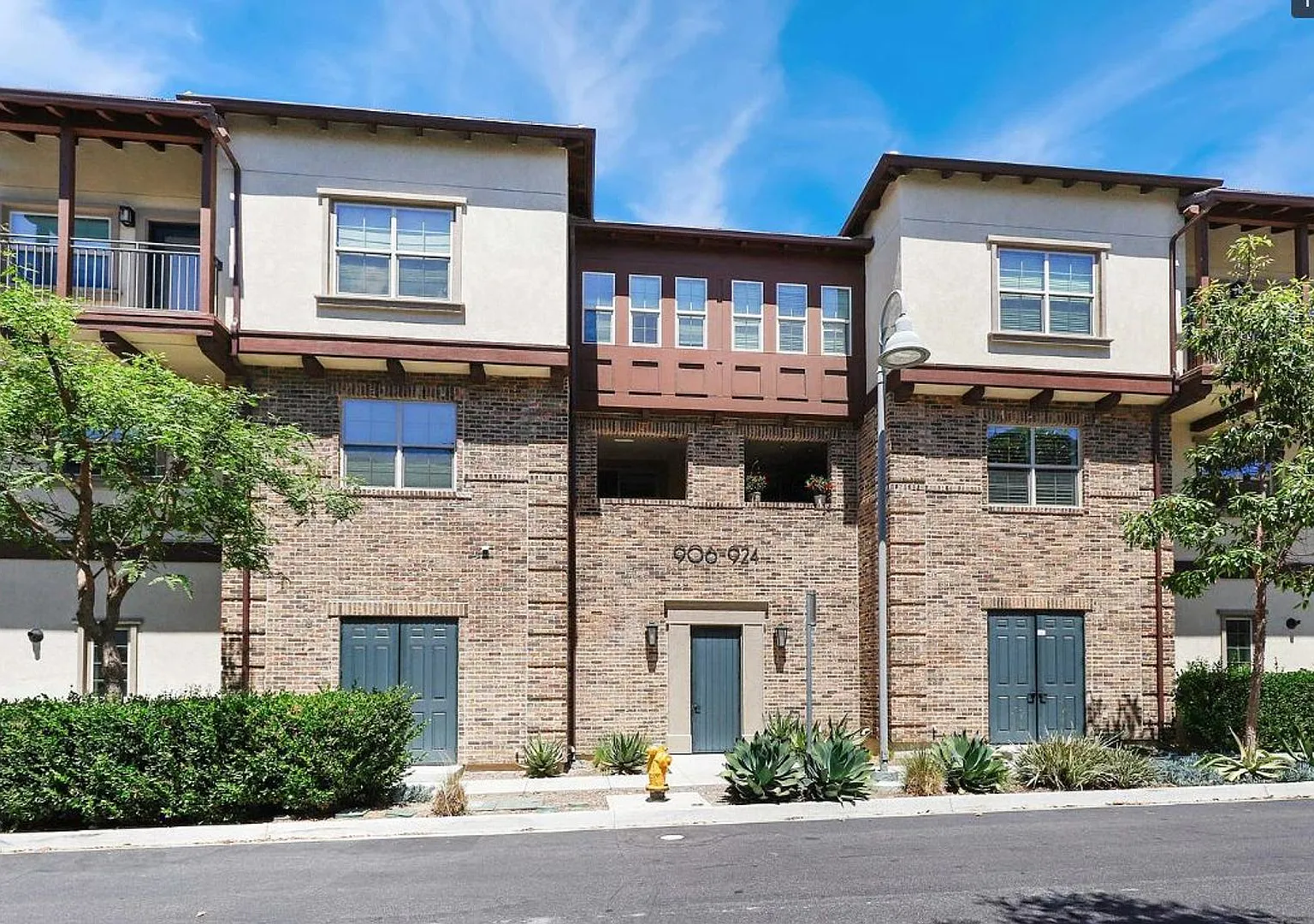 Modern 3-Bedroom Townhome With Solar in Gated Rancho Tesoro Community — Photo 1