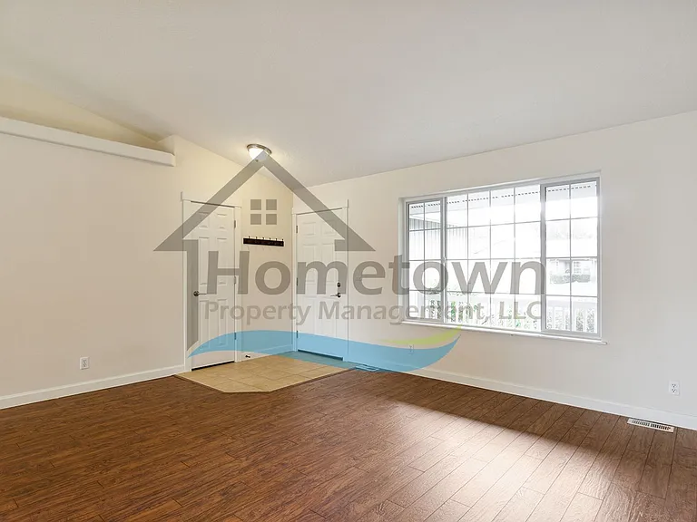 7358 N Aaron St — Photo 4