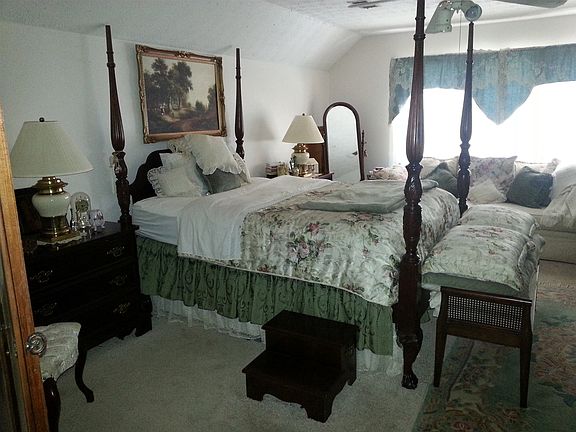 4th image of 1240 Vineyard Dr SE