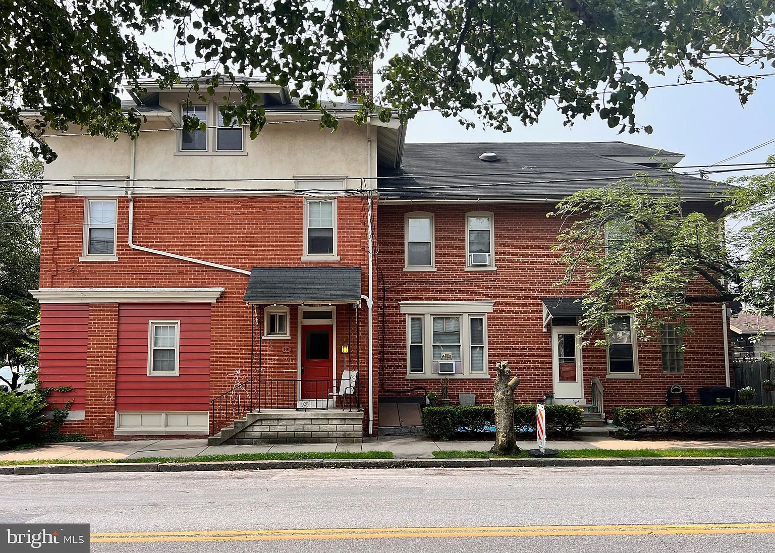 146 E Clay St photo 1