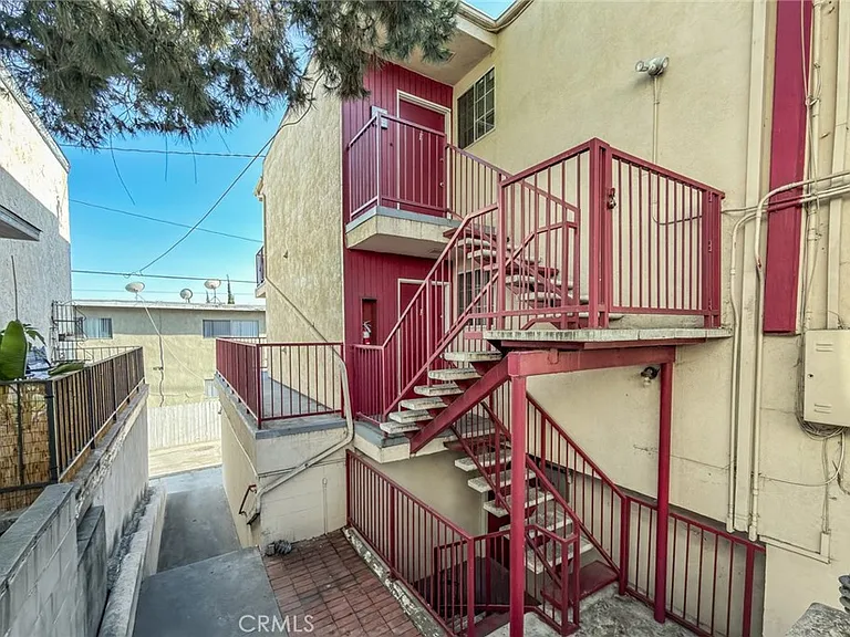 810 E Grand Ave — Photo 26