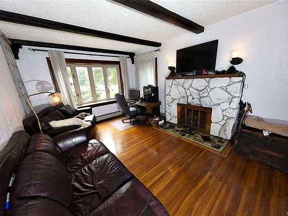 3rd image of 6819 Putnam Dr