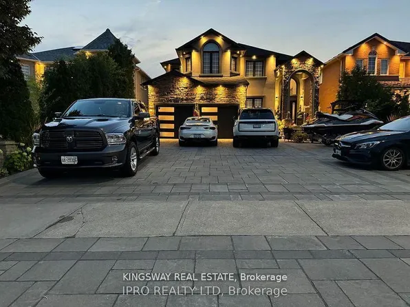 923 Bristol Rd W, Mississauga, ON L5V 2N9