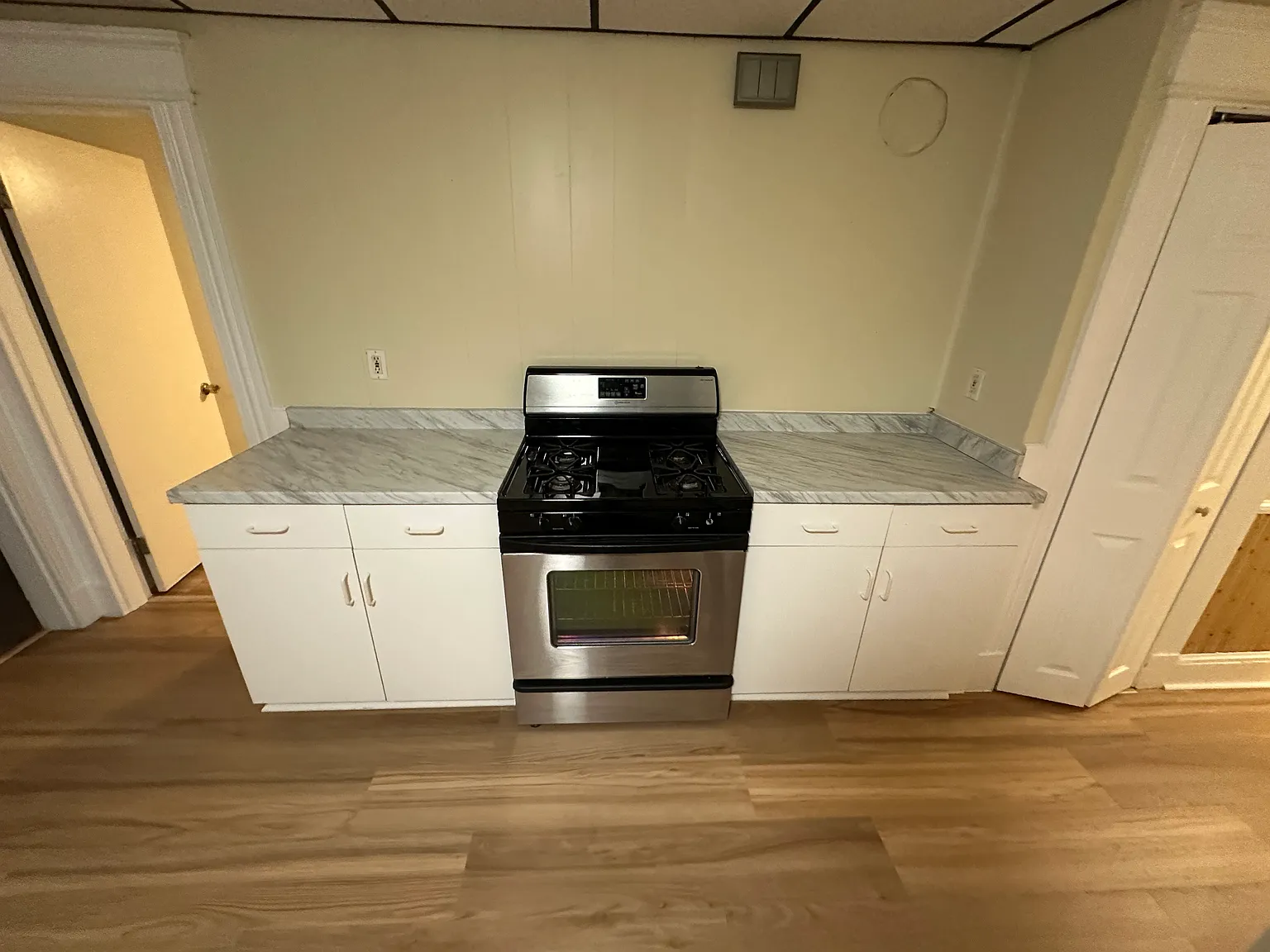 2 bed, 1000 sqft, $1,600 — Photo 2