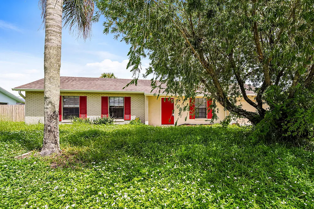3 bed, 2.0 bath, 1392 sqft, $1,630 — Photo 1