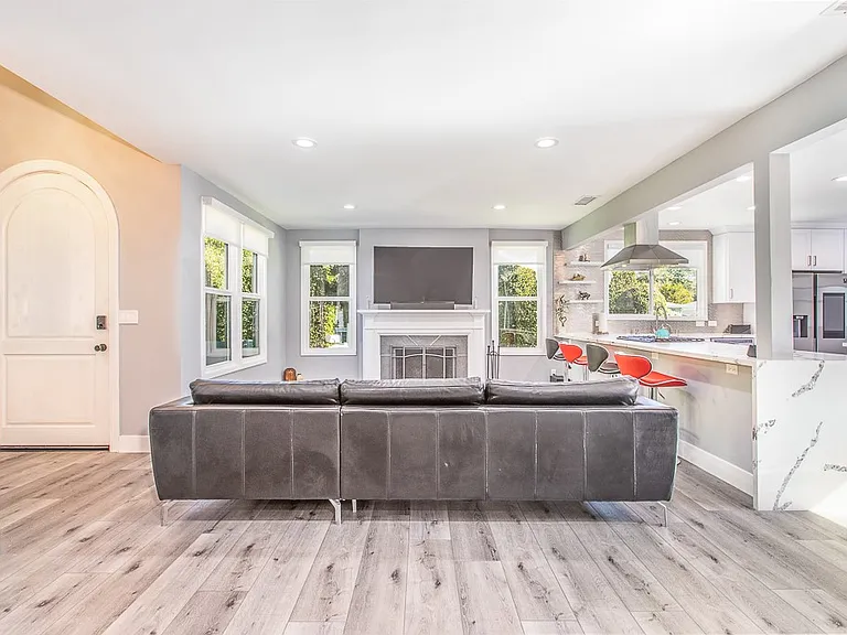 1207 Greenacre Ave — Photo 10