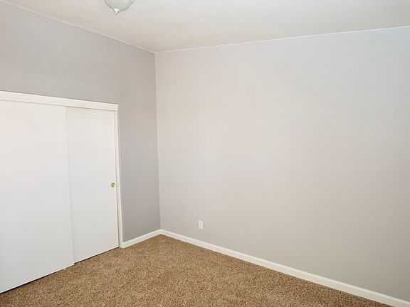 Bedroom w/french doors