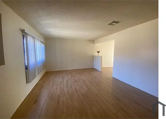 3 bed, 1050 sqft, $3,350 — Photo 2