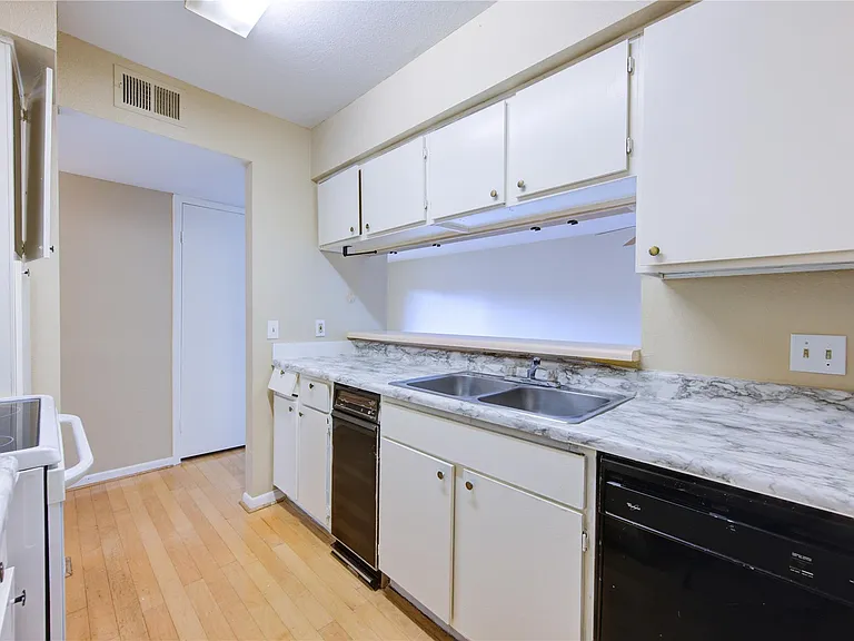 3055 Walnut Bend Ln #21 — Photo 11