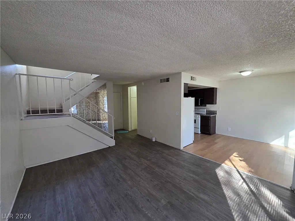 3 bed, 1.5 bath, 1220 sqft, $1,584 — Photo 4