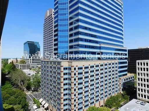 Spacious Updated 2bd/2ba Downtown Condo - Great Location! — Photo 2