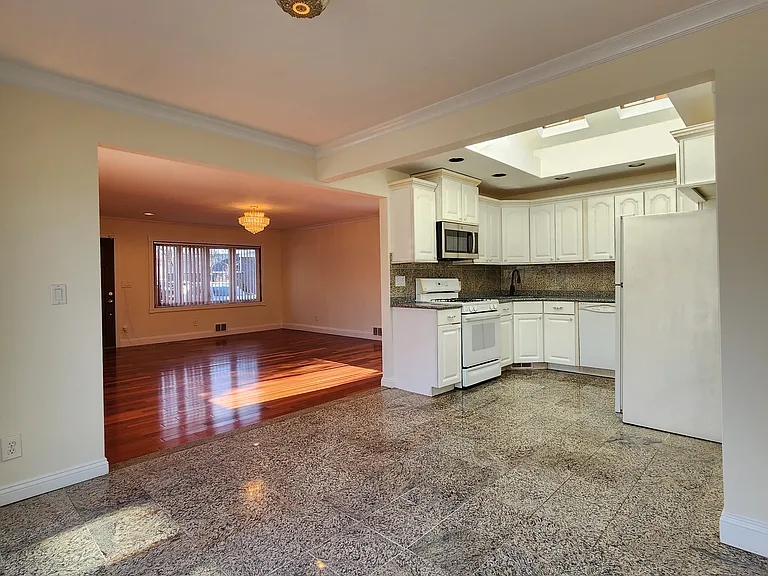 1029 Merriam Rd — Photo 6