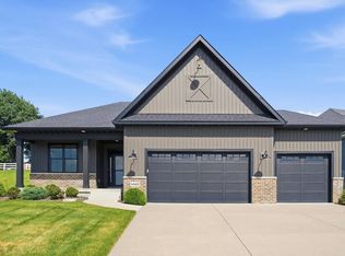 4465 Muirfield Dr, Bettendorf, IA 52722