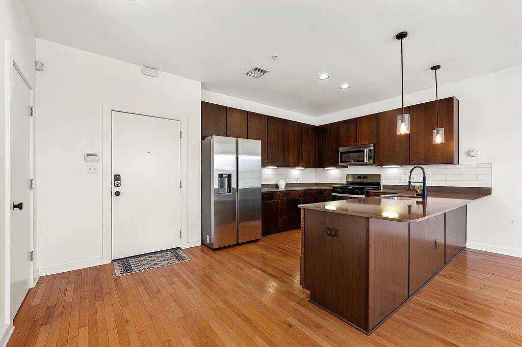 1 bed, 1.0 bath, 818 sqft, $1,275 — Photo 3
