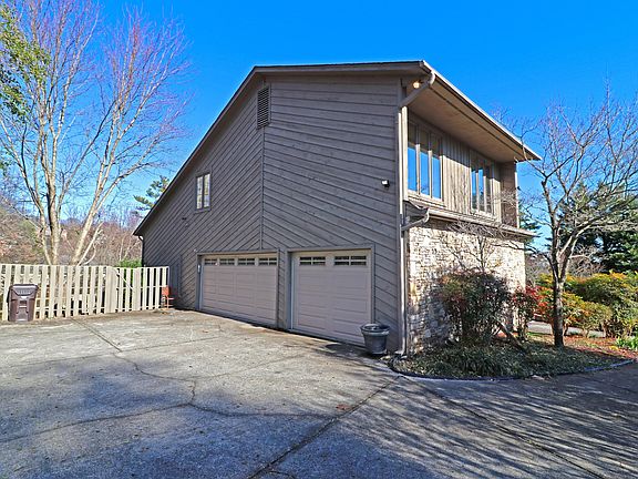2nd image of 10933 Farragut Hills Blvd