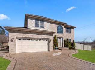 16W422 87th St, Willowbrook, IL 60527