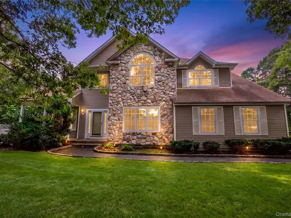 16 Jacobsen Court, Medford, NY 11763