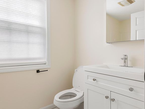 5th image of 25 W Howard St
