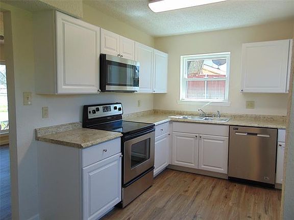 3rd image of 2807 Harlan Dr