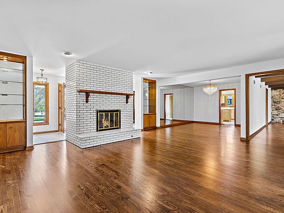 2nd image of 18W736 Avenue Chateaux N