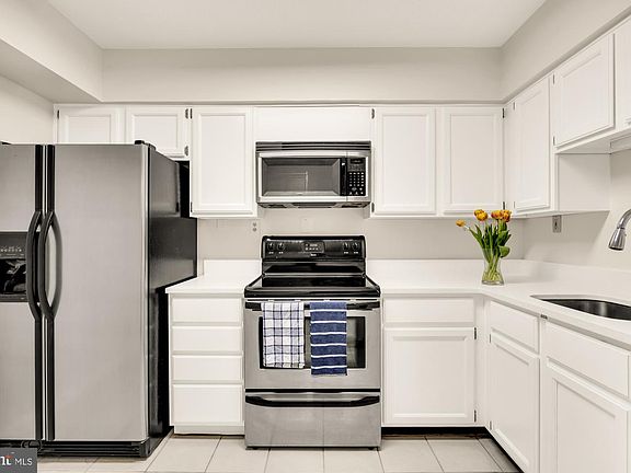 3rd image of 3117 Patrick Henry Dr APT 430