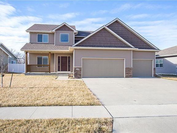 2nd image of 220 SE Trillium Dr