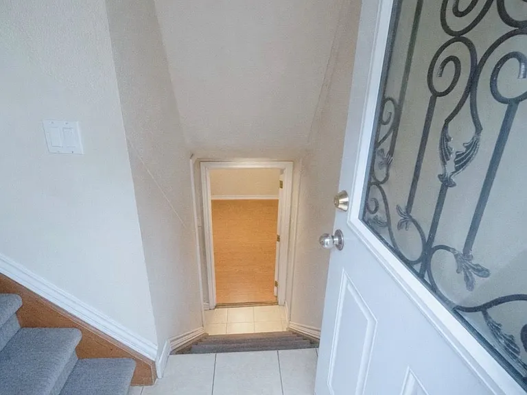 56 Corby Cres #LOWER — Photo 15