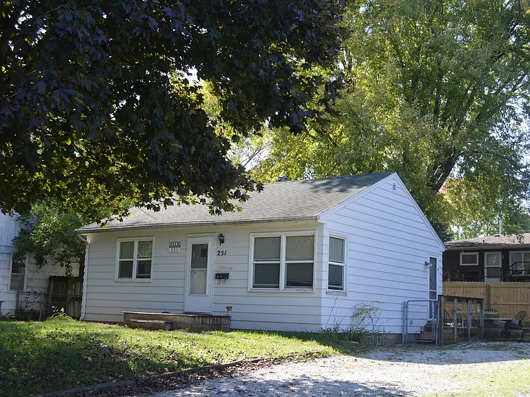 251 S Franklin Ave — Photo 1