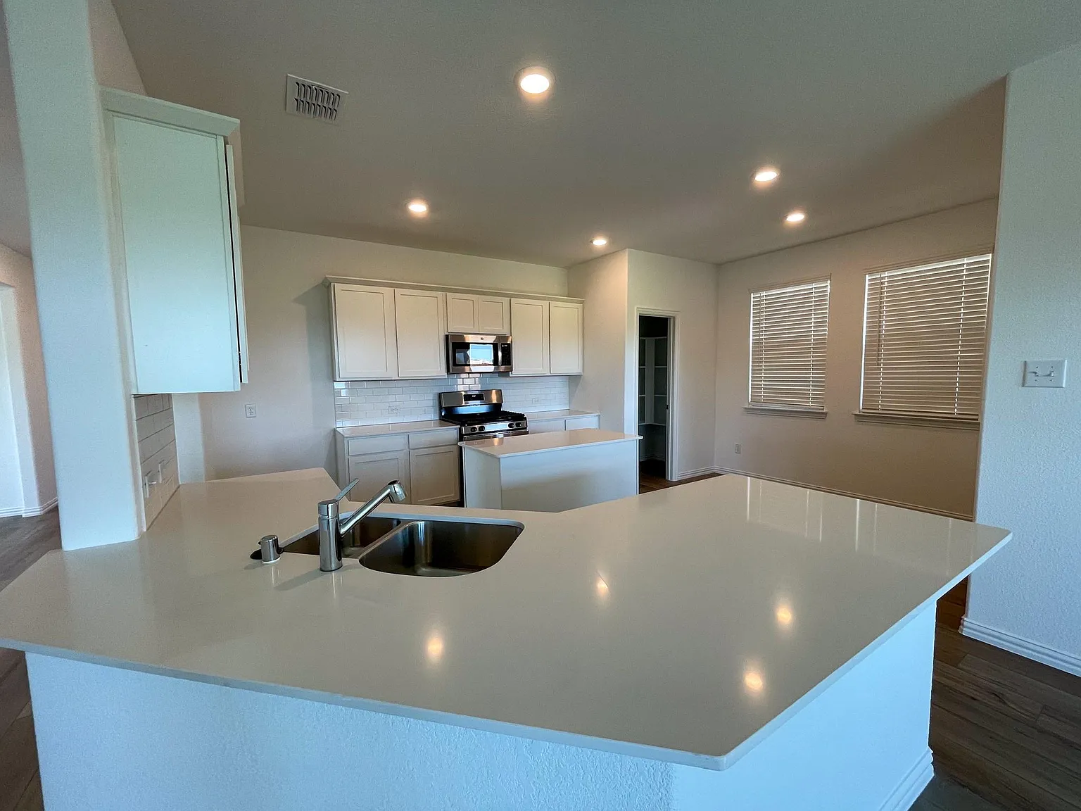 4 bed, 2010 sqft, $2,500 — Photo 2