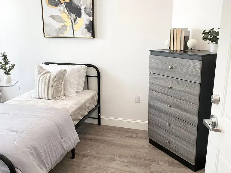 CORPORATE EXECUTIVE HOUSING — Photo 32