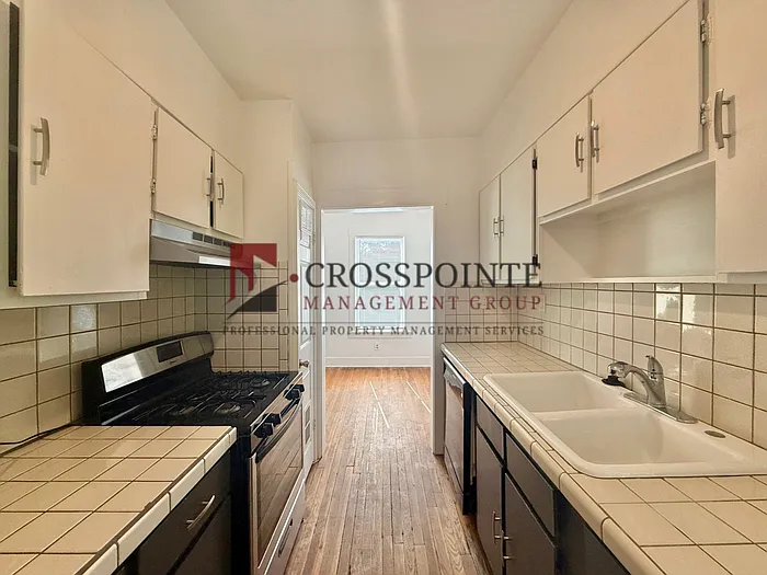 831 W Houston St #A — Photo 10